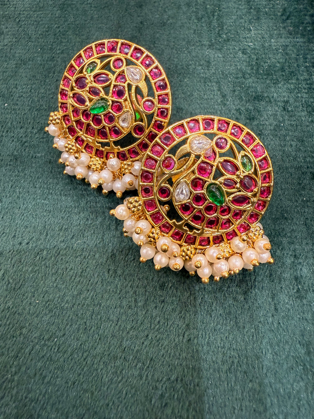 A Piece where tradition gets a bold upgrade , 3D gold beads flows is graduating sizes, Annam pendant detailed with Red Green and White Kemp Stones and delicate adduku white pearls .