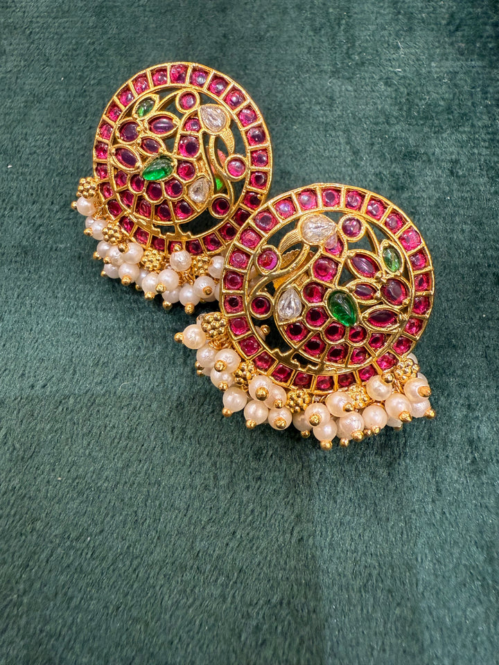 A Piece where tradition gets a bold upgrade , 3D gold beads flows is graduating sizes, Annam pendant detailed with Red Green and White Kemp Stones and delicate adduku white pearls .