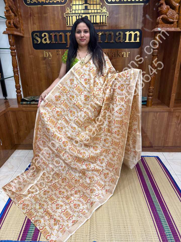 Offwhite , Floral Prints in the body , tissue Pallu and Printed Blouse Semi Tussar Saree