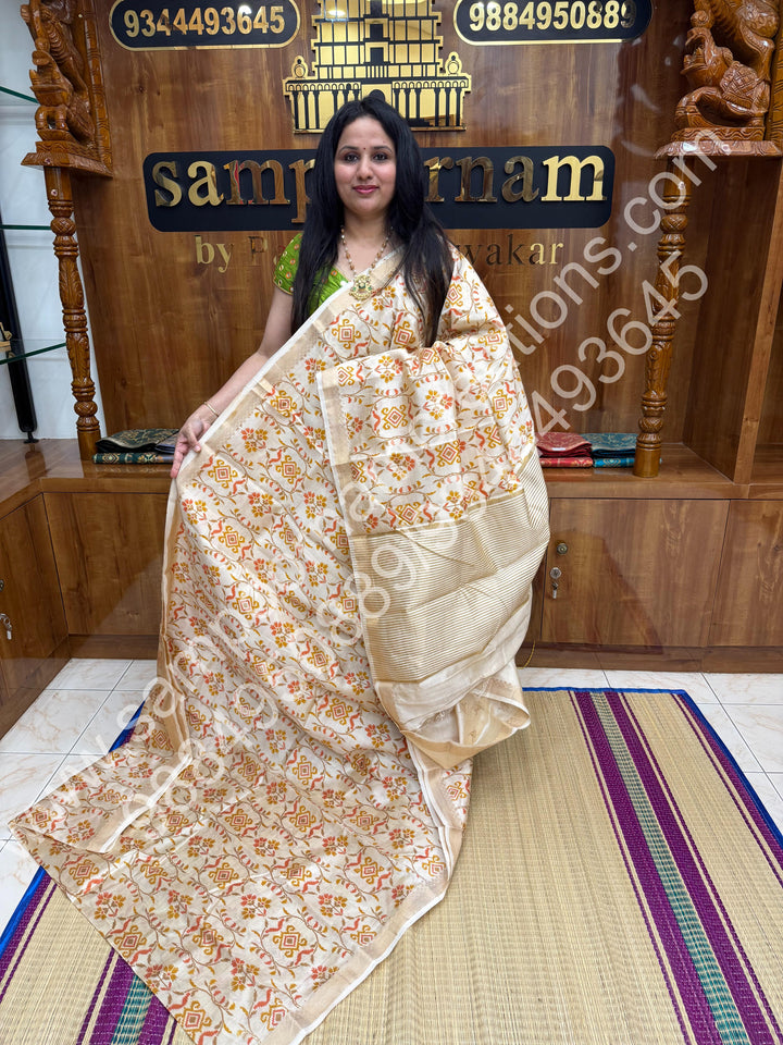 Offwhite , Floral Prints in the body , tissue Pallu and Printed Blouse Semi Tussar Saree